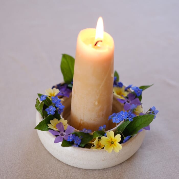 Flower ring with candle holder beige