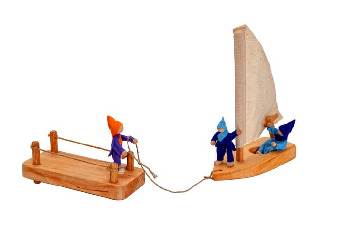 Segelboot mit Anleger aus Holz