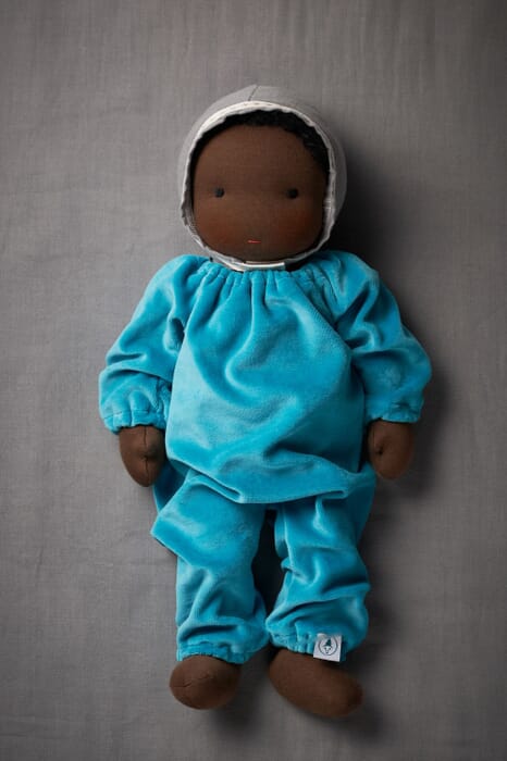 Baby Puppe mit dunkler Haut Tannigel Waldorfpuppe  | Waldorfshop