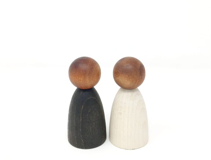 Figuras de juguete de madera de Grapat, madera oscura