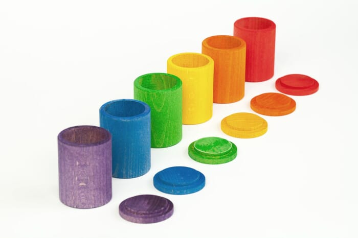 Giocattolo in legno Grapat 6 tazze con coperchio, colorate