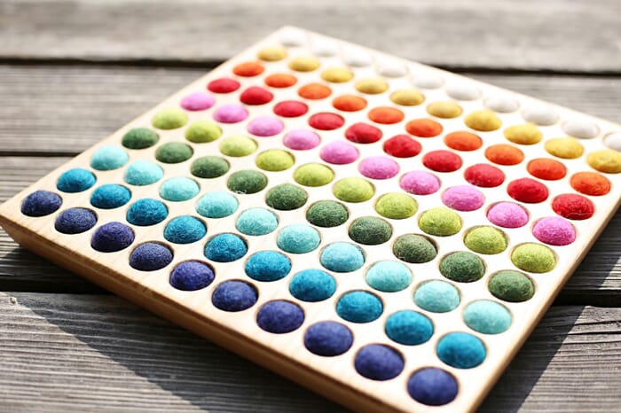 Romanswerk Farbenspiel 10x10 mit farbigen Filzkugeln | Waldorfshop